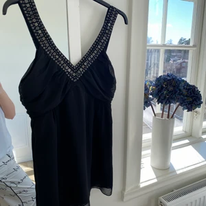 Topp - En superfin blus/topp från Hallhuber. Tycker verkligen om den jättemycket och är i jättefint skick men säljer då den är för liten på mig. Köparen står för frakten 💞