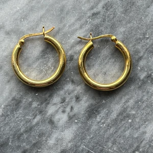  Sterling silver  - Jätte fina sterling silver örhängen. Aldrig använda och därför typ nyskick köpta på asos. Dom är 2cm i diameter 