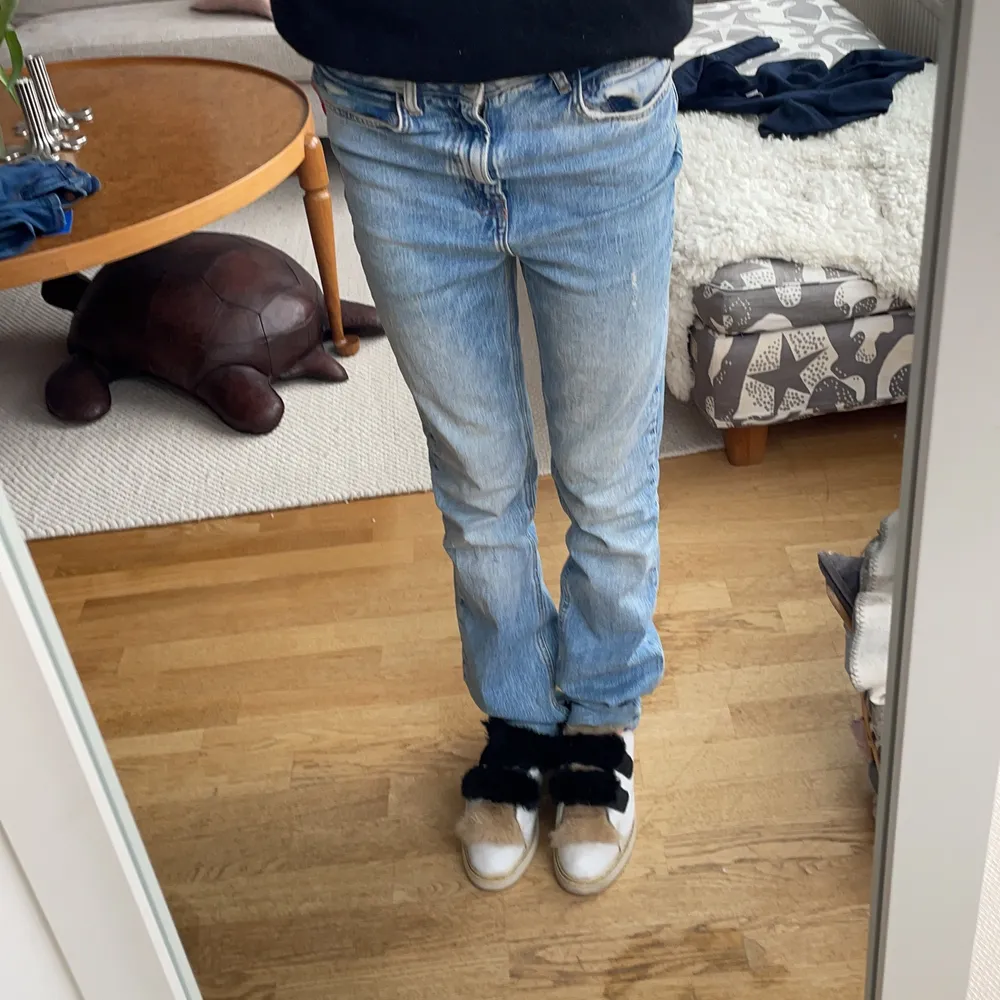 Säljer de här fina jeansen från zara. Köp för 250💓💓 storlek 36. Jeans & Byxor.