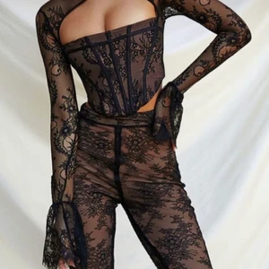 House of CB sett -  Världens snyggaste Svarta spets korsett sett ifrån house of CB både byxor och tröja, säljer vidare då det tyvärr var för litet för mig💔💔 Tar bud ifrån 600kr eller om nån råkar ha ett i M eller L o vill byta! 