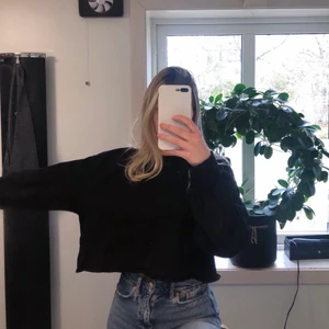 Svart croppad Sweatshirt  - Svart croppad sweatshirt från HM i storlek M.