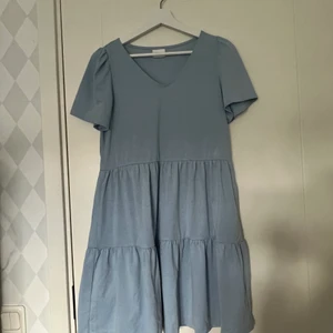 VILA - klänning strl S - Köpt i somras men fick aldrig användning av den! JÄTTEfin blå färg och väldigt skön då den inte är jättetajt i modellen☺️