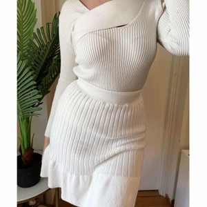 Tröja & kjol - storlek XS-L - Denna fina kjol och tröja finns att köpa, storlekar att välja mellan är XS-L. Perfekt inför våren & sommaren.  * Finns i både svart & beige  * 249 kr för tröjan * 229 kr för kjolen * Ingen retur vid köp