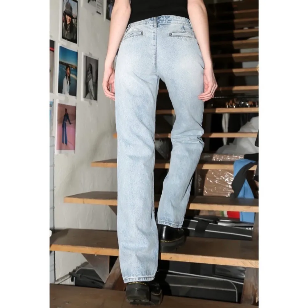Lågmidjade bootcut jeans från Brandy Melville, modellen Janet. Midjemått: 72 cm. Innerbenslängd: 74 cm. Dom är avklippta längst ner. Skriv privat för mer bilder! 200kr + frakt 💕. Jeans & Byxor.