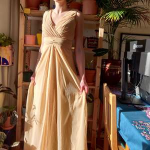 Dunderfin balklänning som endast använts en gång. Härlig beige/gul färg! 