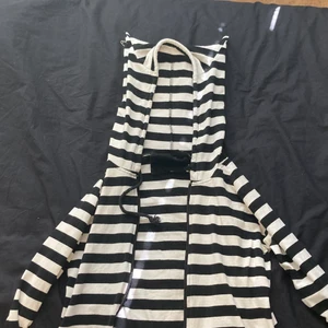 Kofta - Säljer svart vit randig kofta för 100kr+frakt! koftan är köpt för 300kr något år sen, har ej användning för den längre då jag säljer den för 100kr. För mer info om plagget får ni gärna höra av er.                        STORLEK:M