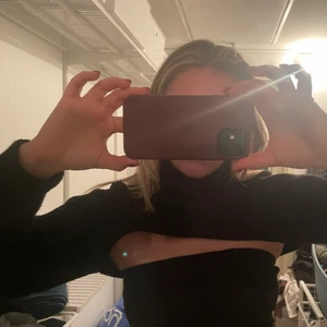 Bolero med polo  - Svart bolero ish med polokrage. Använd en gång! Från HM ❤️‍🔥köparen står för frakten ☺️