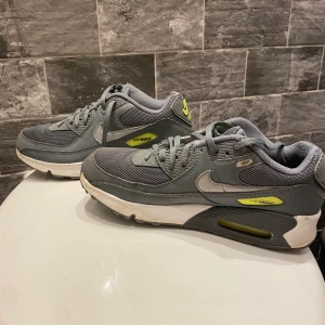 Nike air max 90 - Detta är ett par otroligt snygga och sällsynta air max 90. De är perfekta nu för sommaren och du kommer garanterat få många komplimanger. Nypris ligger på runt 1600