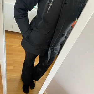 Sail racing jacka - En jacka från sail racing, dimension parks i storlek medium.  Massor av fickor, luva, dragkedja vid ärmslut. Fylld av dun. En fin jacka som håller dig varm! I använt fint skick! 