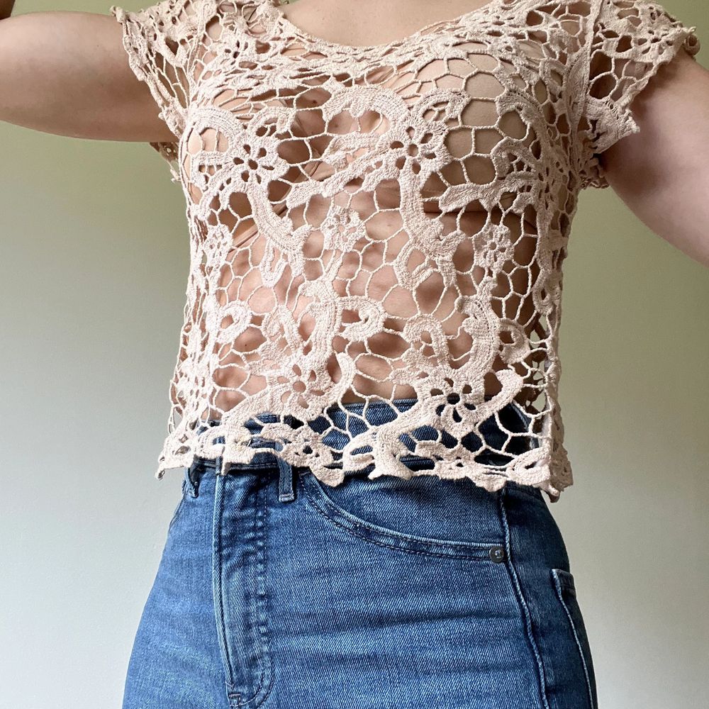 Croschet top perfect for bathing suit cover up or to wear outdoors with a tank top underneath. I bought it in USA and wore it occasionally. . Toppar.