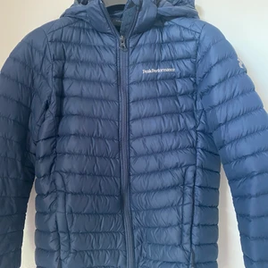 Peackperformance jacka - Säljer min peakjacka som tyvärr blivit för liten på mig den som va så fin. Passar perfekt nu till våren och funkar dessutom till hösten den håller dig varm och är jätte skön. Funkar för XXS/XS/S. Jackan är en jätte fin färg som får dig att stråla. Kan även fraktas men jag står inte för kostnad eller slarv. Skulle de va så att ni vill ha de postat på ett annat sätt är det bara att skriva. Ser kanske lite skrynklig ut men de va svårt att få till en bra bild. Men tro mig den sitter sjukt fint på.
