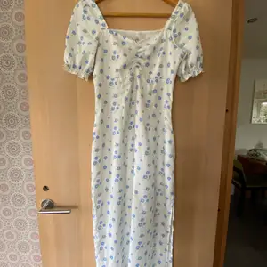 En somrig klänning ifrån en limited edition-kollektion på NA-KD köpt för ca 600 kr och är bara använd 1-3 gånger. Köparen står för frakt