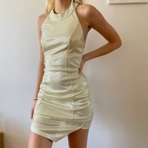 Glittrig klänning  - Fin klänning till student eller annan fest! Aldrig använd 