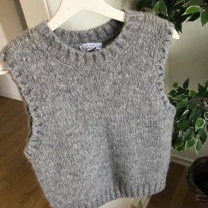 Stickad väst & other stories  - Fin stickad väst från & other stories 