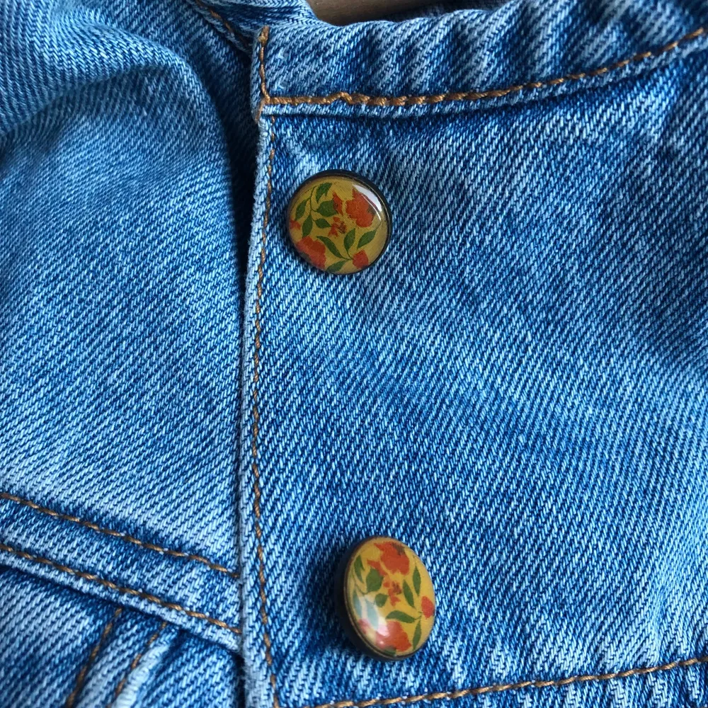 Ljus boxig croppad jeansjacka med fina knappar och broderi. Jackor.