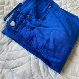 Jeans - Säljer nu dessa väldigt vågade jeansen då dom har en väldigt vågad färg. Jeansen är i jätteljus blå och är low waist, skriv privat för mera frågor.💙