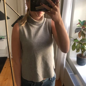 Zara topp - Säljer detta populära polo linne från zara! Kontakta mig för mer info! 