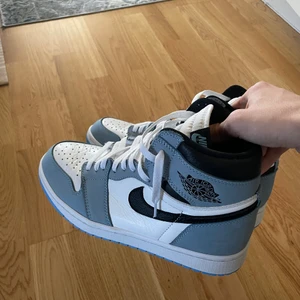 Jordan 1 high  - Jordan 1 University blue i storlek 43, i väldigt bra skick som kanske bara använts 3-4 gånger. 