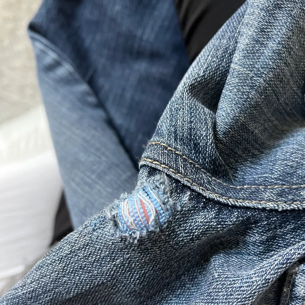 Säljer dessa fina jeans som jag köpte på plick, säljer då de va för små😇( har dock ett litet hål i rumpan, syns dock inte när man har på sig dem) sen precis där rumpan slutar men går lätt att sy igenom eller om man vill ha de som en detalj! . Jeans & Byxor.