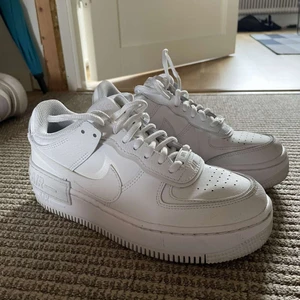 Nike Air Force 1 Shadow - Säljer Nike skor i fint skick, nypris 1350kr. Tvättas av innan dom skickas. Köparen står för frakten. Vid frågor är du välkommen att höra av dig.