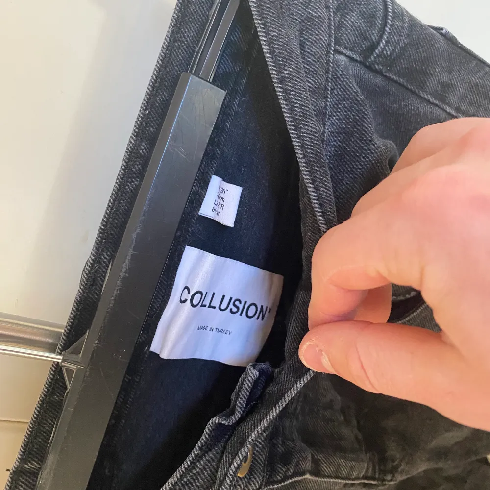 Väldigt snygga jeans från Collusion i en washed black färg. Bra passform och bra skick. Jeans & Byxor.