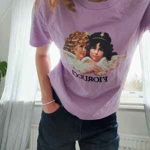 Fiorucci topp - Världens skönaste t-shirt material och passform från Fiorucci, högst blivit använd 1-2 gånger💜💜💜