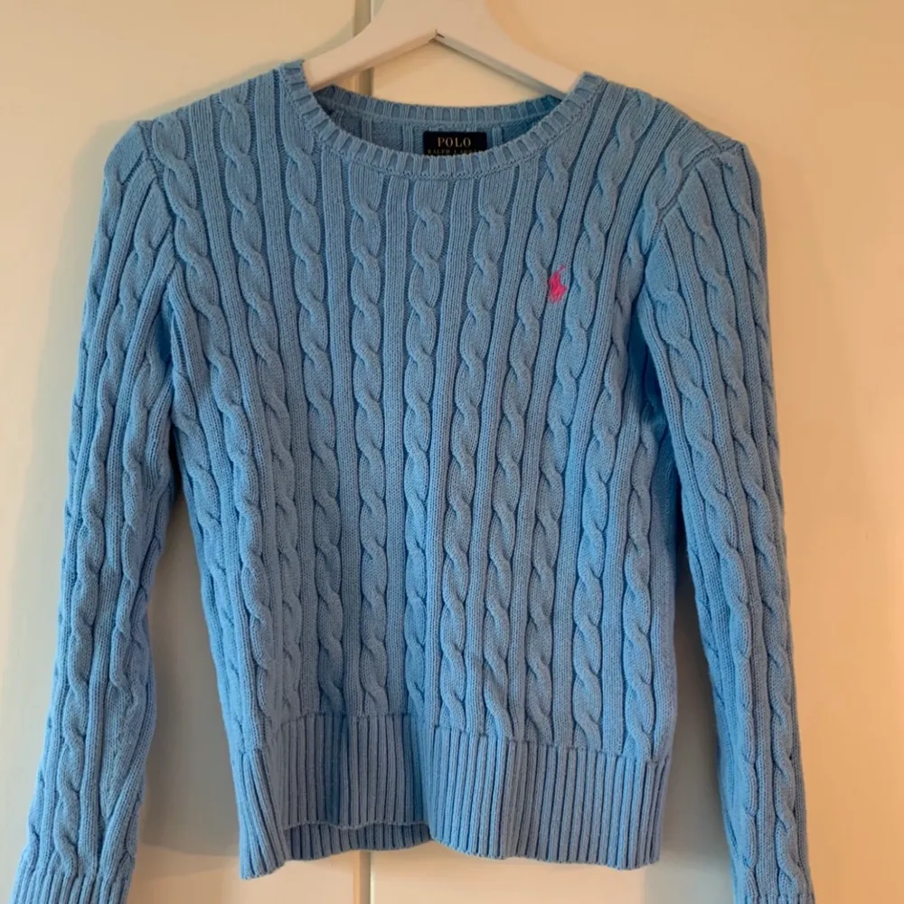 Härlig och snygg ljusblå ralph lauren stickad tröja från barnavdelningen. Skulle säga att den är i storlek xxs/xs. Säljer pga att den är för liten. Köp direkt för 250kr + frakt💕. Stickat.