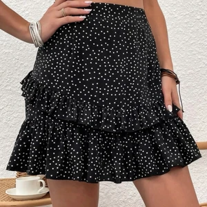 volangkjol - säljer denna jättefina volangkjol för att den är för stor för mig. Den är helt oanvänd och som ny. Den är från shein men materialet är väldigt bra, luftigt och skönt. 