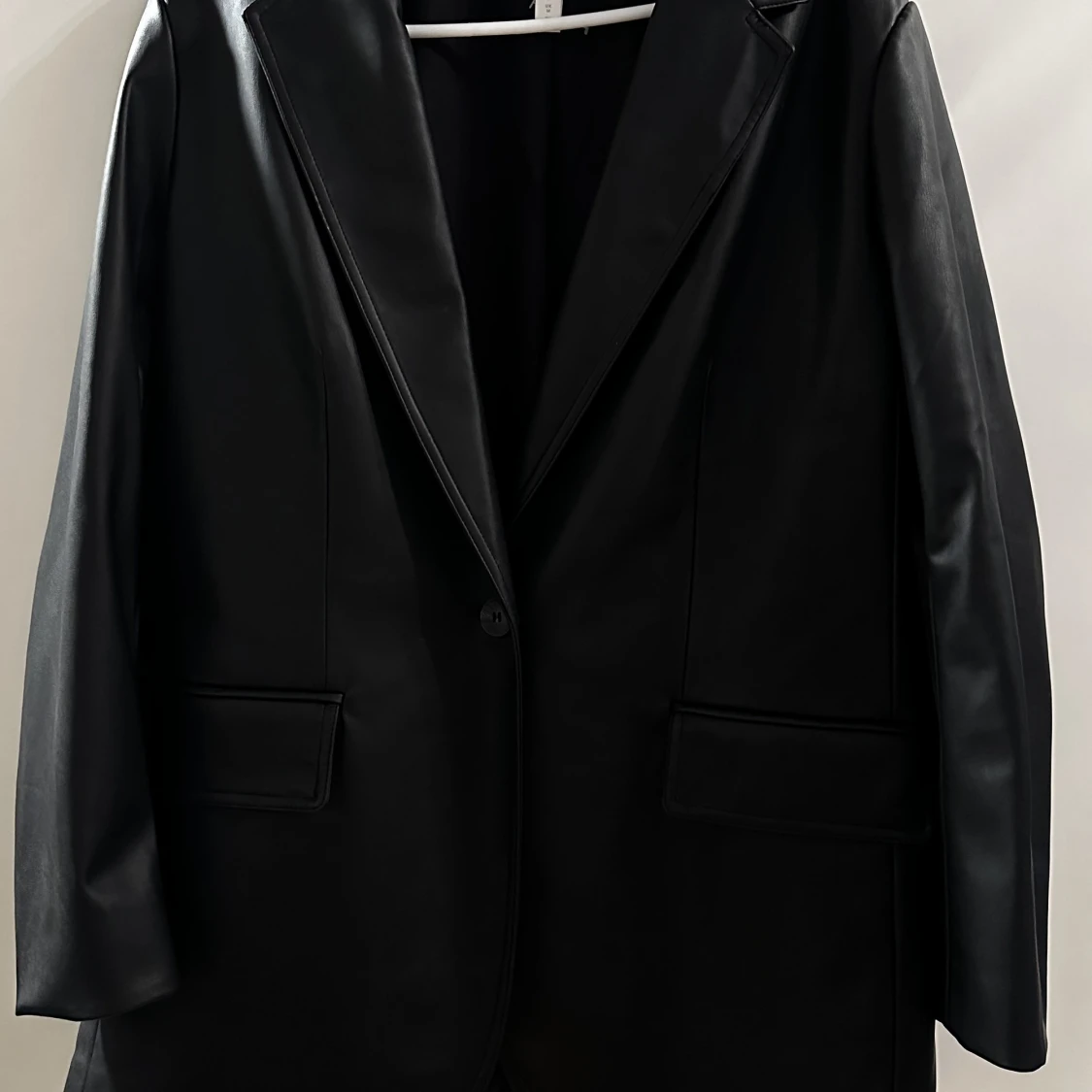 Helt oanvänd fuskskins kavaj från H&M