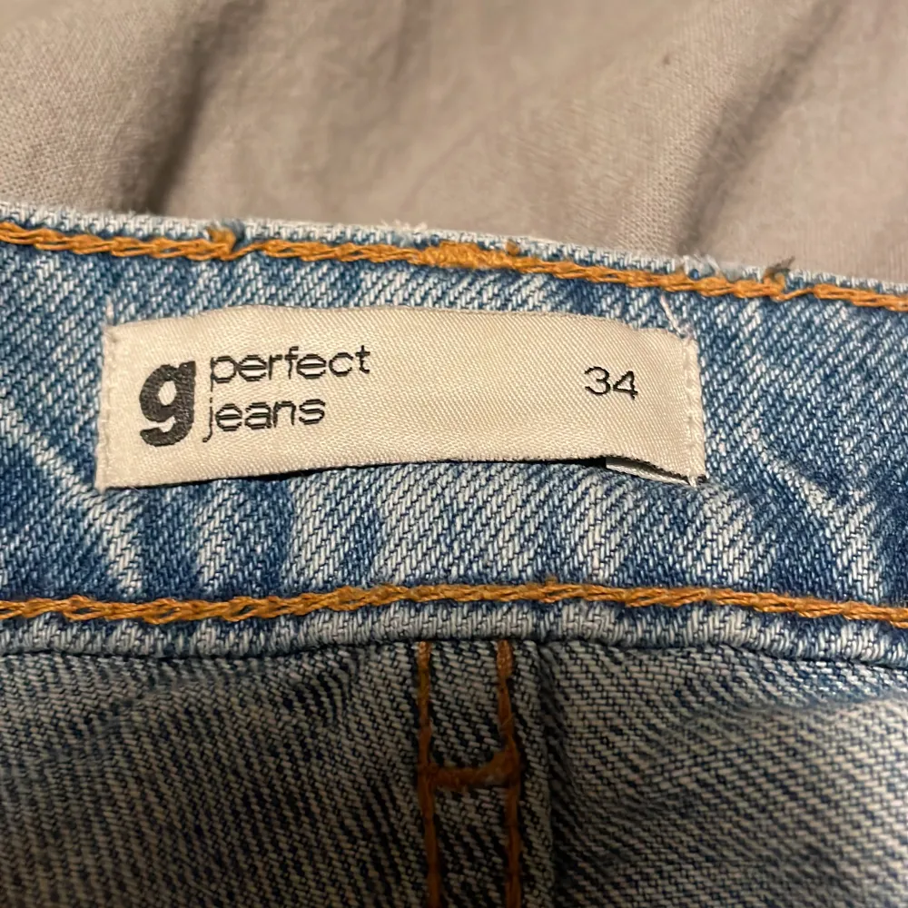 Ett par fina jeans från ginatricot💕 Samfrakta gärna och be gärna om fler bilder💕 Jag är ca 175cm och dem är lite korta på mig💕Betala med swicha och tryck INTE på köp nu tack💕 frakten är 66kr, så det totala priset blir 166kr💕. Jeans & Byxor.