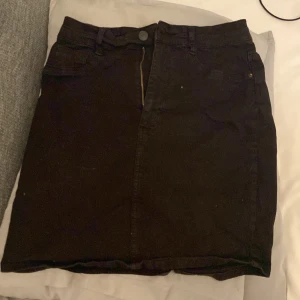 Svart kjol - Hej. Säljer denna svarta kjol som jag köpte i Gina. Använt endast en gång!! Jättefin kjol💞