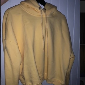 Gul hoodie  - Gul hoodie, endast testad då jag inte tyckte om den färgen på just mig. Storlek XL 💛 frakt 40kr spårbart