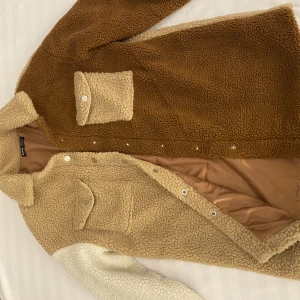 Jacka - Vår & höst shein jacka, utanför på jackan är det ull. Har använts bara en gång.