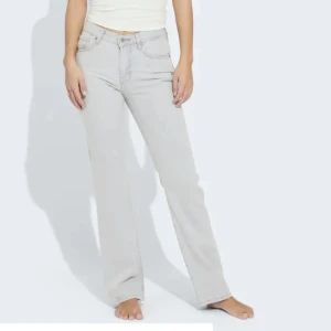Bikbok lågmidjade jeans  - Lågmidjade jeans ifrån bikbok, helt slutsålda online. Kom privat för mer bilder. Knappt använda❤️