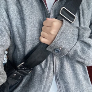 Grå jacka  - Cool jacka köpt second hand för 400kr, fint skick! Frakt tillkommer ❤️