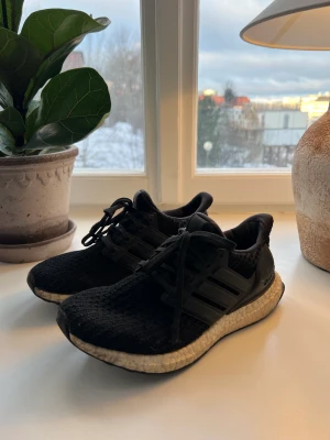 Svarta adidas ultra boost 36 2/3  - Säljer mina svarta adidas ultra boost storlek 36 2/3 