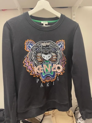 Kenzo tröja  - Säljer min kenzo tröja då de inte är min stil längre. Storlek m (ganska liten i storlek) skriv gärna om ni har frågor eller vill ha fler bilder🥰