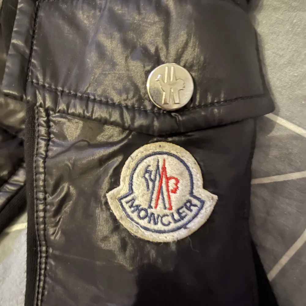 Säljer moncler cardigan storlek L passar M. Jag säljer den för 1600kr skriv till mig i en om ni har några funderingar.. Jackor.