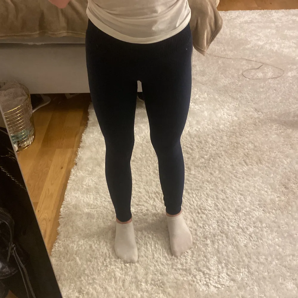 Jätte fina amin tränings tights i bra skick💓 tyvär vet jag inte storleken men passar mig som är 160cm . Jeans & Byxor.