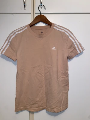 Adidas beige t-shirt - Använd några gånger bara 