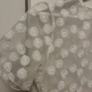 See through topp - Blommig T-shirt från zara, jättesöt! 
