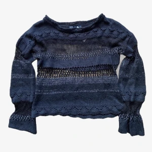 Stickad/virkad tröja - Svart stickad/virkad tröja från zara med lite glitter i sig, några få ”söndriga” maskor som man ser på sista bilden💓❤️står storlek M men skulle nog mer säga S, fast passar både