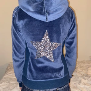 Y2k kofta - En gammal modell utav en bik bok kofta. Väldigt snygg och trendig. Den är i bra skick‼️😌💞