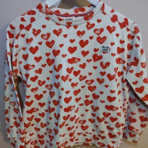  tröja med hjärtan  - "All is Love" från Molo. Långärmad tröja med hjärtan. Sparsamt använd i stl 140. För mer information kontakta mig 😁😁