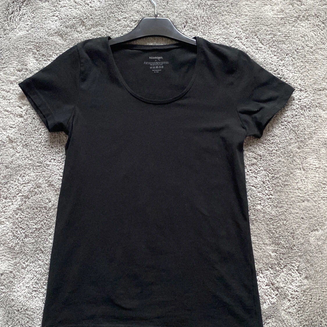 En svart t-shirt. Aldrig använd