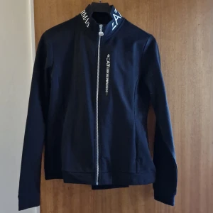 Ny Emporio armani EA7 dress stl. L - Ny, helt oanvänd Emporio Armani EA7 dress säljes pga liten i storlek. Hänger bara i garderoben.