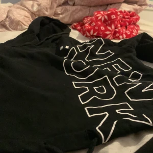 Hm - Denna hoodie med ni får buda på ett bra pris💗