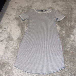 Klänning grå - Klänning säljes pga storlek använd 2-3 gånger 
