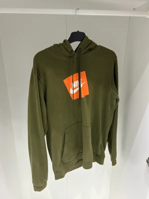 Nike tröja - Nike tröja i bra skick. Cond 7/10. För liten för mig och behöver ny ägare 