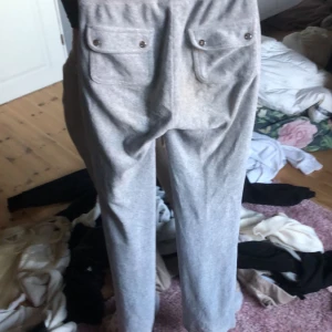 Kan gå ner i pris vid snabb affär - inga skador på byxorna väldigt bra skick skriv om ni vill ha mer bilder 
